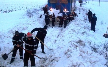 Avalanşă în Maramureş. Un tren de persoane, captiv în zăpadă