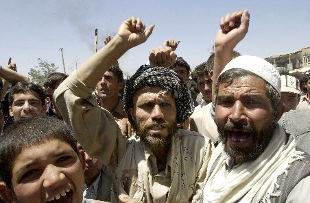 Cea mai mare bază militară americană din Afganistan, sub asediul a 2.000 de protestatari. Soldaţii SUA au ars Coranul