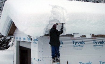 Două acoperişuri din Mureş s-au prăbuşit sub greutatea zăpezii îmbibate cu apă