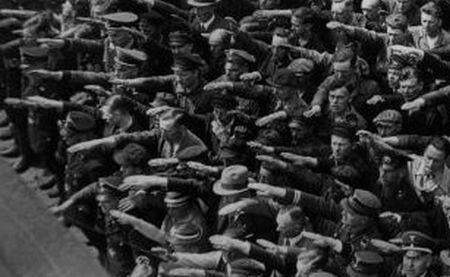 Gestul suprem de curaj, surprins într-o fotografie. I-a sfidat pe NAZIŞTI când se afla în mijlocul lor 132308