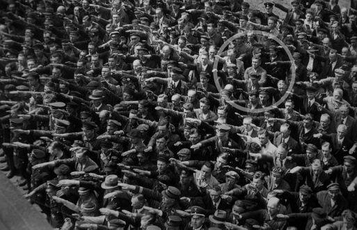 Gestul suprem de curaj, surprins într-o fotografie. I-a sfidat pe NAZIŞTI când se afla în mijlocul lor 132309