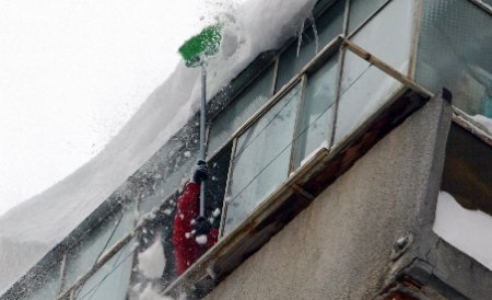 Pericolul pândeşte la înălţime. Zăpada căzută de pe acoperişuri face numeroase victime peste tot în ţară