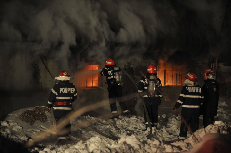Un bucureştean a suferit arsuri grave într-un incendiu produs la liceul Mircea Eliade