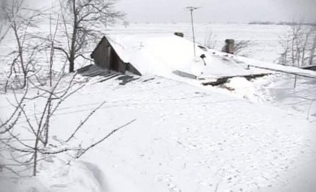 Asigurările obligatorii pentru locuinţe, INUTILE pentru românii afectaţi de ninsoare şi viscol
