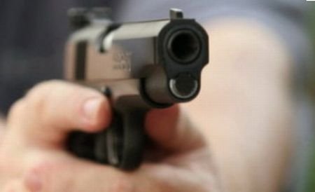 Bucureşti: Şoferul pistolar care a rănit clientul unui taximetrist a fost reţinut pentru 24 de ore