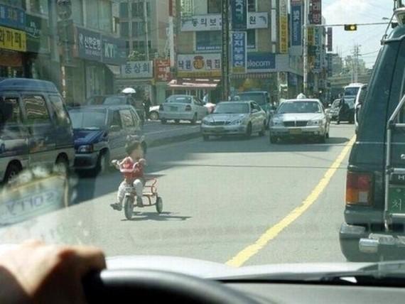 Dacă te uiţi atent, te va ŞOCA un detaliu. Fac SEX în maşină, dar cineva îi urmăreşte cu atenţie 132525