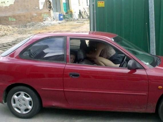 Dacă te uiţi atent, te va ŞOCA un detaliu. Fac SEX în maşină, dar cineva îi urmăreşte cu atenţie 132526