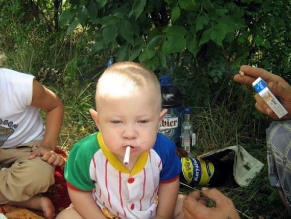 Dacă te uiţi atent, te va ŞOCA un detaliu. Fac SEX în maşină, dar cineva îi urmăreşte cu atenţie 132528