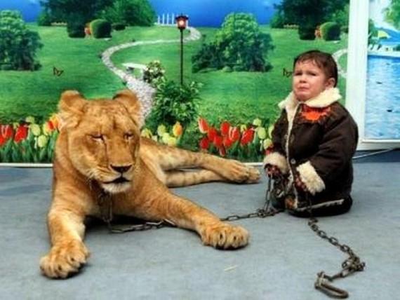 Dacă te uiţi atent, te va ŞOCA un detaliu. Fac SEX în maşină, dar cineva îi urmăreşte cu atenţie 132529