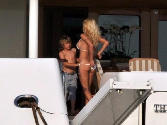 Dacă te uiţi atent, te va ŞOCA un detaliu. Fac SEX în maşină, dar cineva îi urmăreşte cu atenţie 132531