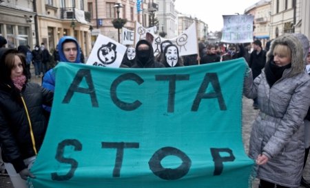 Protestele la adresa ACTA au dat rezultate. Documentul va fi analizat de Curtea de Justiţie