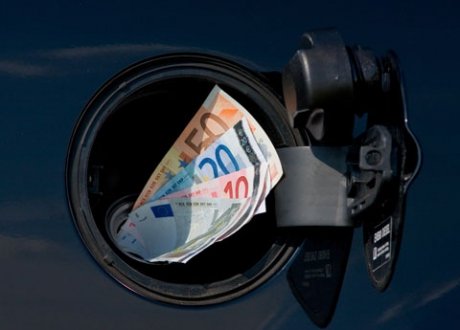 Preţul carburanţilor a atins azi un RECORD ABSOLUT. Află cu cât s-au scumpit benzina şi motorina azi noapte 