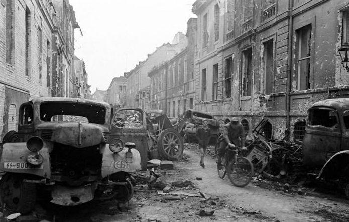 Sfârşitul unui DICTATOR, în imagini. Fotografii ISTORICE cu buncărul lui Hitler 132803