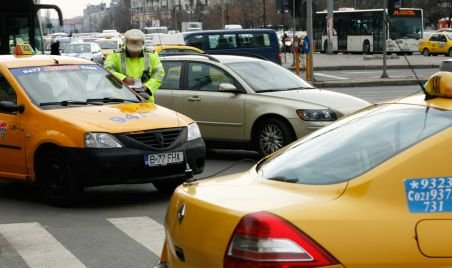 Taximetrişti cu tupeu în Târgu Jiu. Blochează rampa spitalului de Urgenţă, disperaţi după clienţi 