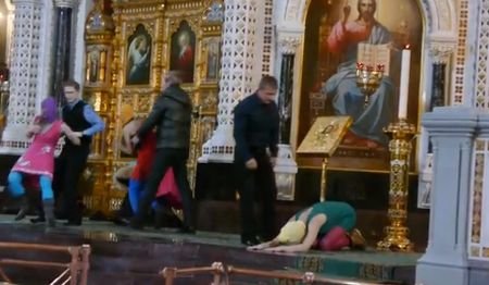 Când altarul ţine loc de scenă. „Pussy Riot” aduce HAOSUL într-o catedrală din Moscova