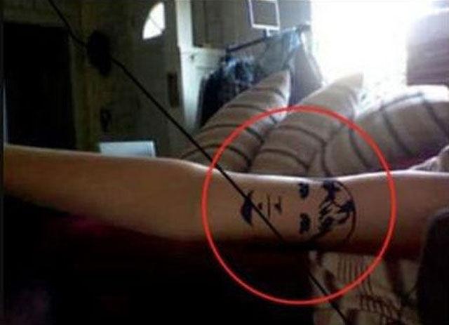 Dragostea nu ţine loc de minte. Şi-a tatuat pe braţ faţa iubitului pe care îl ştia de 5 zile. Reacţia lui face toţi banii 133001