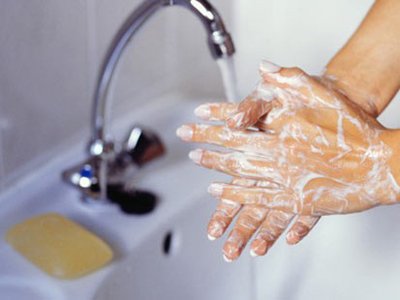 Pe locuri! Fiţi gata! Start la spălatul mâinilor! Campania de igienizare în şcoli, sprijinită de Primăria Capitalei