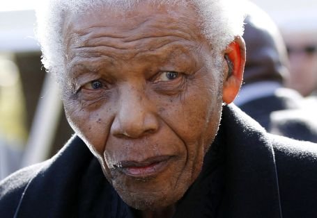 Nelson Mandela a fost spitalizat, dar se simte bine şi este într-o dispoziţie bună