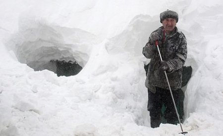 Zăpada din Glodeanu-Siliştea e în continuarea cât casa 
