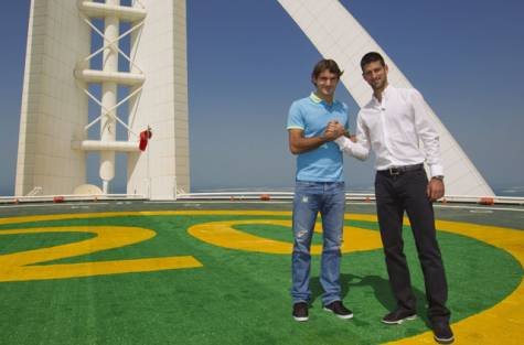 Djokovic şi Federer, la înălţime: S-au pozat şi au schimbat câteva mingi pe Burj Al Arab