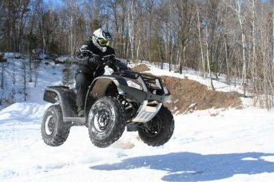 Raliu pe zăpadă, la Cavnic. ATV-uri, motociclete şi maşini de teren s-au luptat cu zăpada afânată