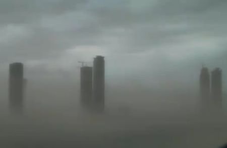 Dubaiul, înghiţit de nisip. Oraşul  a fost paralizat de o furtună violentă