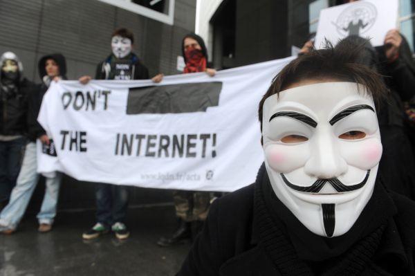 INTERVIU ANONYMOUS: Internetul e liber şi trebuie să rămână aşa. Cunoaşterea nu are valoare dacă nu e împărtăşită cu toată lumea 133380