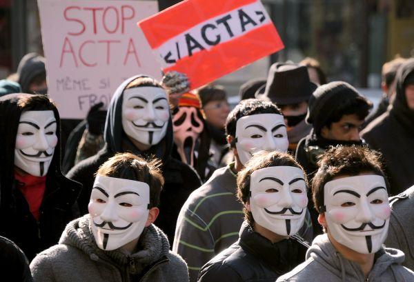 INTERVIU ANONYMOUS: Internetul e liber şi trebuie să rămână aşa. Cunoaşterea nu are valoare dacă nu e împărtăşită cu toată lumea 133382