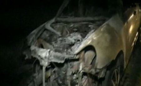 O maşină de lux înmatriculată în Spania a ars într-o parcare din Piatra Neamţ