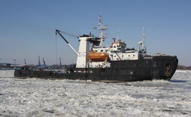 O navă s-a scufundat pe Dunăre din cauza gheţii. Alte 18 sunt acum împinse în derivă de sloiurile de gheaţă