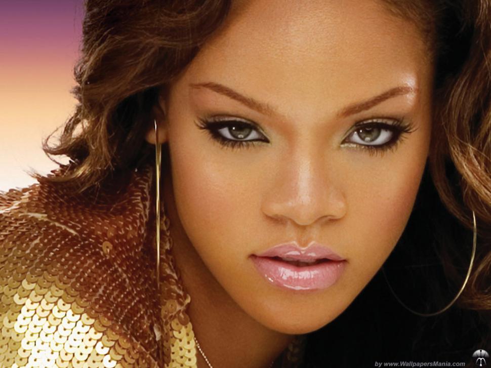 Rihanna, dorită pentru rolul lui Whitney Houston într-un film biografic