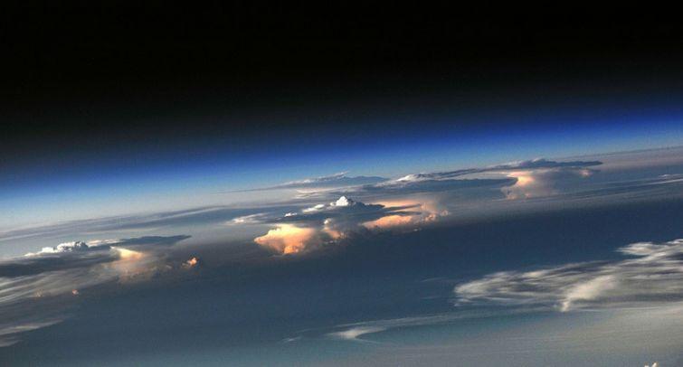Bine aţi venit în Rai! Imagini UIMITOARE realizate la 12 kilometri deasupra solului  133618