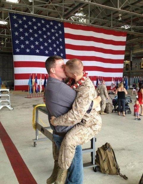 &quot;Cine ne urăşte, să ne urască! Noi suntem mai fericiţi ca niciodată!&quot; Cel mai controversat sărut de pe Facebook 133564