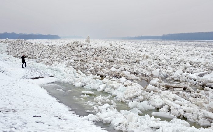 Dunărea a atins un nivel CRITIC şi ameninţă să inunde 12 judeţe. 18 nave sunt prinse între sloiurile de gheaţă