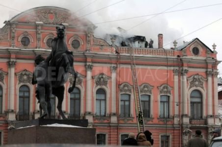 Incendiu violent la un palat din Sankt Petersburg. Mai multe camere ale edificiului au fost cuprinse de flăcări 