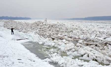 Dezastrul provocat de Dunăre, în presa internaţională. 25 de nave, blocate între sloiurile de gheaţă