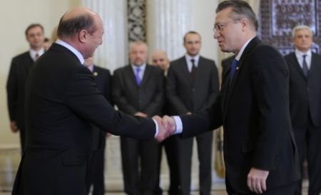 Diaconescu a acţionat la comanda lui Băsescu. Presa internaţională, despre încercarea României de blocare a candidaturii Serbiei la UE