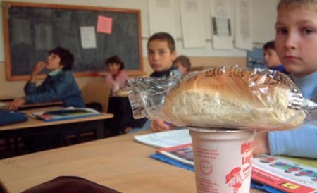 Elevii din Giurgiu nu vor mai primi lapte, corn şi mere. Bugetul CJ a fost atacat de prefectură