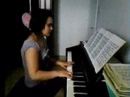 Talentul nu ţine de foame dar hrăneşte vise. O româncă de 13 ani, talentată la pian, a impresionat o lume întreagă cu povestea ei
