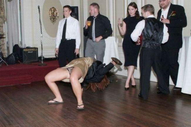 Ce s-a văzut la o petrecere unde toţi erau îmbrăcaţi la patru ace. Detaliul care a făcut de râs femeile 134260