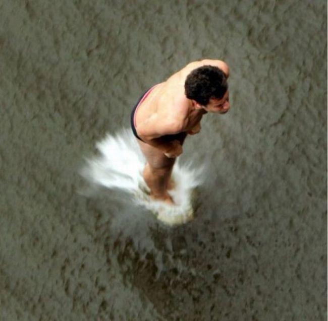 Ce s-a văzut la o petrecere unde toţi erau îmbrăcaţi la patru ace. Detaliul care a făcut de râs femeile 134263