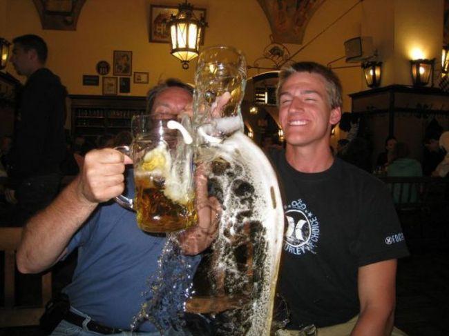 Ce s-a văzut la o petrecere unde toţi erau îmbrăcaţi la patru ace. Detaliul care a făcut de râs femeile 134264