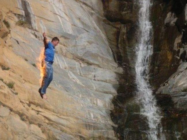 Ce s-a văzut la o petrecere unde toţi erau îmbrăcaţi la patru ace. Detaliul care a făcut de râs femeile 134267