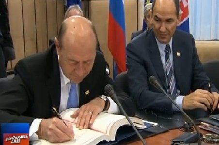 Liderii statelor UE au semnat Tratatul pentru disciplină fiscală. Vezi ce GAFĂ a făcut Băsescu