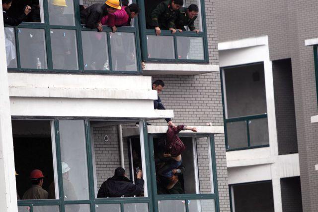 Salvare spectaculoasă a unei tinere sinucigaşe 134361