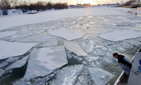 Situaţie critică pe Dunăre, din cauza sloiurilor de gheaţă. Autorităţile: Situaţia e sub control