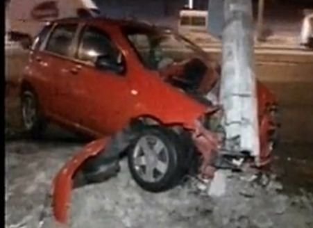 Un şofer a intrat cu maşina într-un stâlp electric din Bucureşti. Tramvaiele şi autoturismele au fost blocate ore întregi 