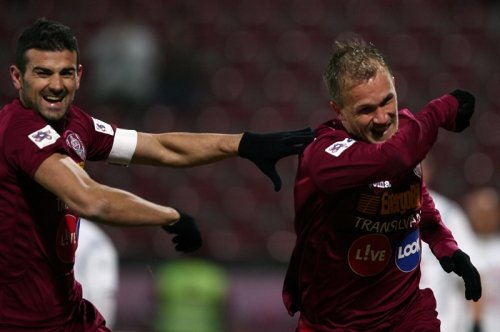 CFR Cluj rezistă o repriză în inferioritate şi urcă pe primul loc în Liga I
