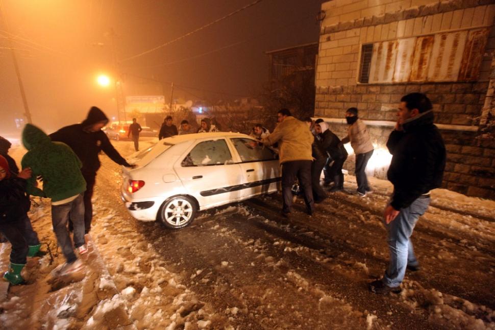 Prima ninsoare din ultimii patru ani la Ierusalim. Circulaţia a fost paralizată şi mai multe şcoli au fost închise 134456
