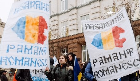 Proteste la şedinţa comună a guvernelor: &quot;Cuza domnitor, Băsescu trădător&quot;, &quot;Basarabia este România&quot;